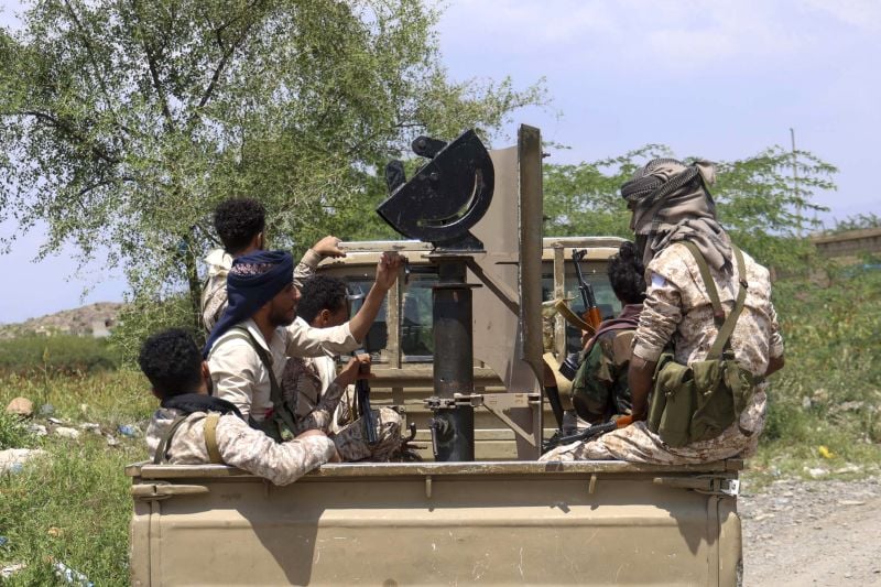 Yemeni government forces attack Houthi positions near Bab al-Mandeb