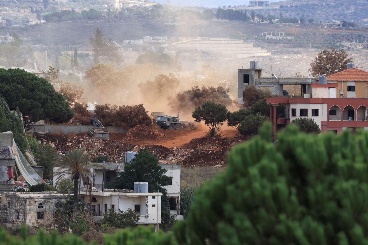 Une force israélienne arrache des arbres près d'une position de l'armée libanaise à Zaoutar el-Gharbiyé, tirs continus sur le Sud