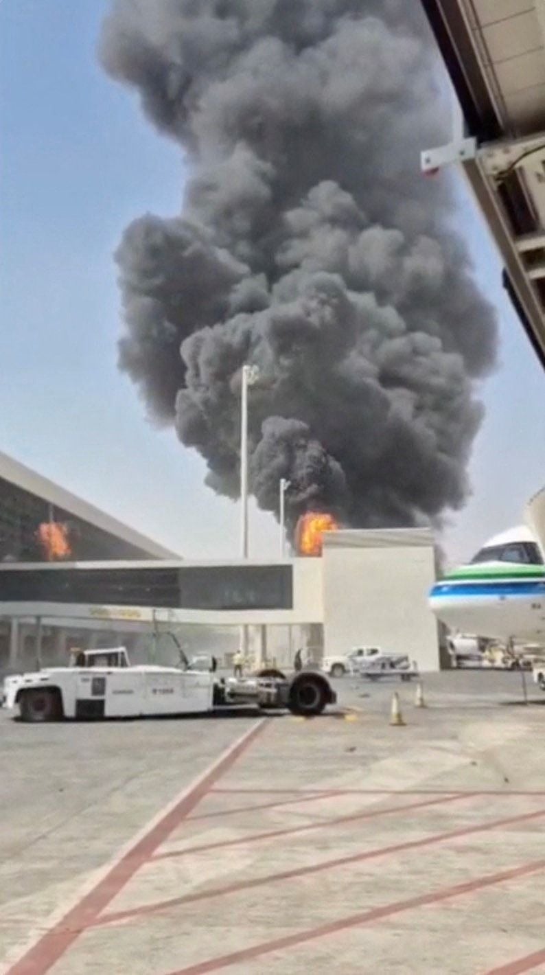 Trois morts dans des frappes sur l'aéroport de Riyad, l'Arabie saoudite refuse de céder au « chantage » des houthis