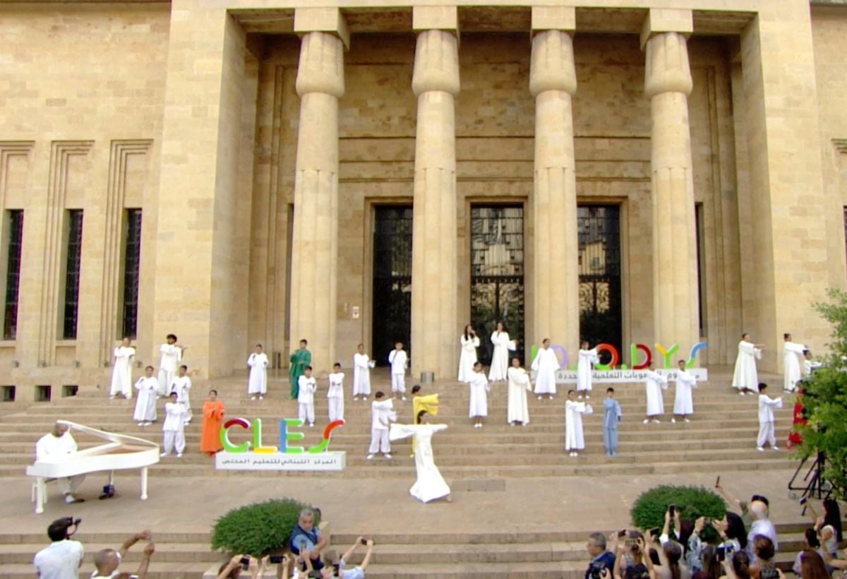 Sur les marches du Musée national, les enfants du CLES dansent