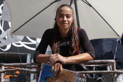 Paola Delfin, muraliste mexicaine, puise dans ses rencontres au Liban la matière de ses portraits monumentaux. Photo Rayanne Tawil/L'Orient-Le Jour