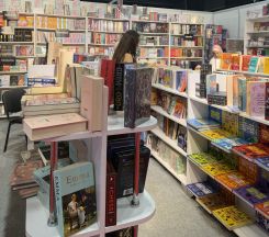 Dans les allées du Salon du livre de Beyrouth, le plaisir de découvrir les nouveautés se mesure aussi au budget des lecteurs. Photo L’Orient-Le Jour
