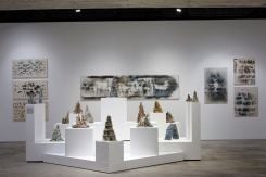 L’art du feu de Jean Boghossian en peintures et céramiques à la galerie Saleh Barakat. Photo Mansour Dib