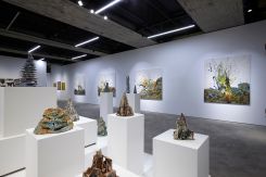 Une vue de l’exposition « A Constant Flame » de Jean Boghossian à la galerie Saleh Barakat. Sur le mur, une série de « Volcano ». Photo Mansour Dib