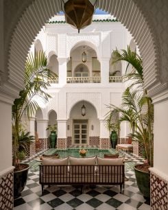 Autour du bassin vert, Joëlle et Nicolas ont voulu préserver l’esprit d’une maison marocaine. Photo fournie par le couple