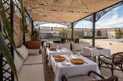 Sur la terrasse de Beit al-Noor, Joëlle et Nicolas prolongent l’esprit de la maison autour de la table. Photo fournie par le couple