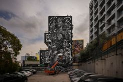 « Nabḍ » (« Battement »), la fresque de Paola Delfin au Beirut Digital District, fait dialoguer les générations en noir, blanc et gris. Photo Mohammad Yassine/L'Orient-Le Jour