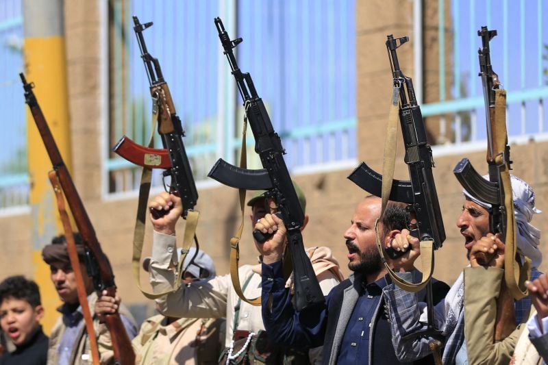 2 p.m. recap: Houthis renew threats against Saudi airports; 1 killed by unexploded Israeli munition in south Lebanon