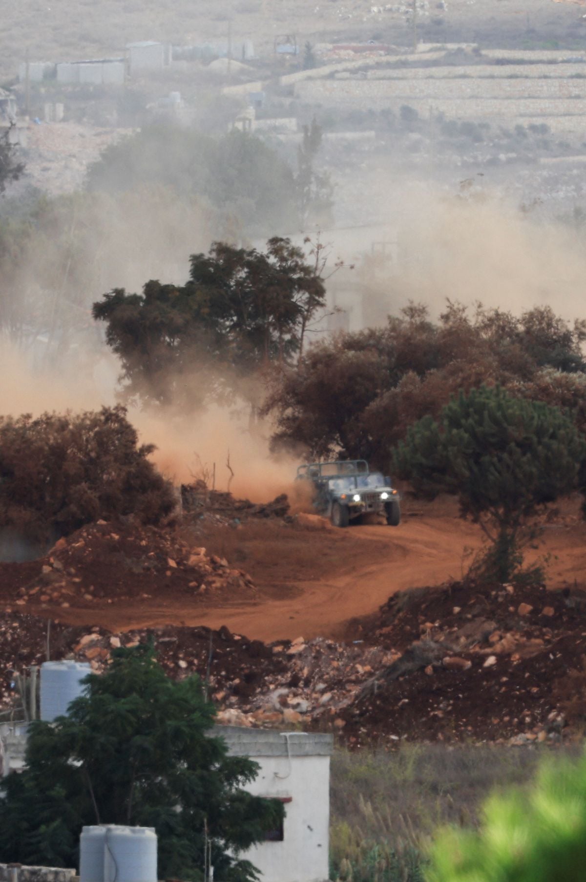 Bombardements israéliens incessants à travers le Sud, un bulldozer déracine des oliviers à Kfarchouba