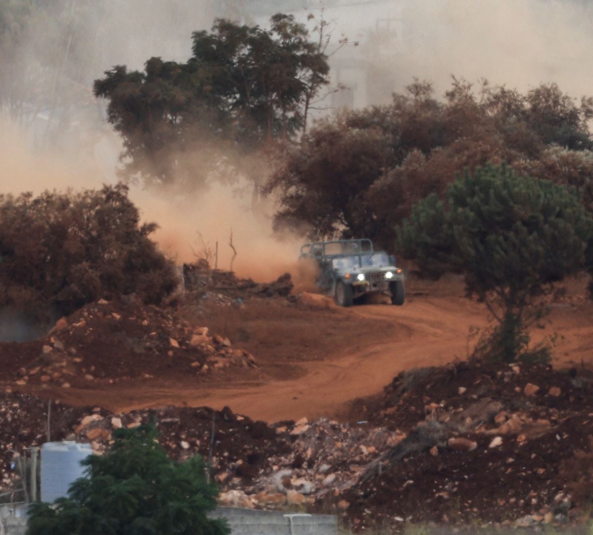 Un bâtiment évacué et bombardé près de Nabatiyé, l'armée israélienne continue d'entraver la récolte des olives