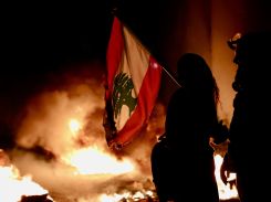 Des manifestants libanais devant des pneus brûlés, le 2 mars 2021 dans le centre-ville de Beyrouth. Photo Matthieu Karam/L’Orient-Le Jour