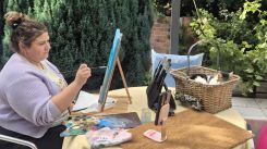 Cindy Desjardins, psychologue de profession et peintre depuis l’enfance, devant une toile en cours de réalisation. Photo fournie par l’artiste
