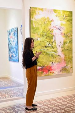 Sara Chaar expliquant sa démarche picturale à la galerie Art on 56th à Beyrouth. Photo Bernard Khalil, avec l’aimable autorisation de la galerie