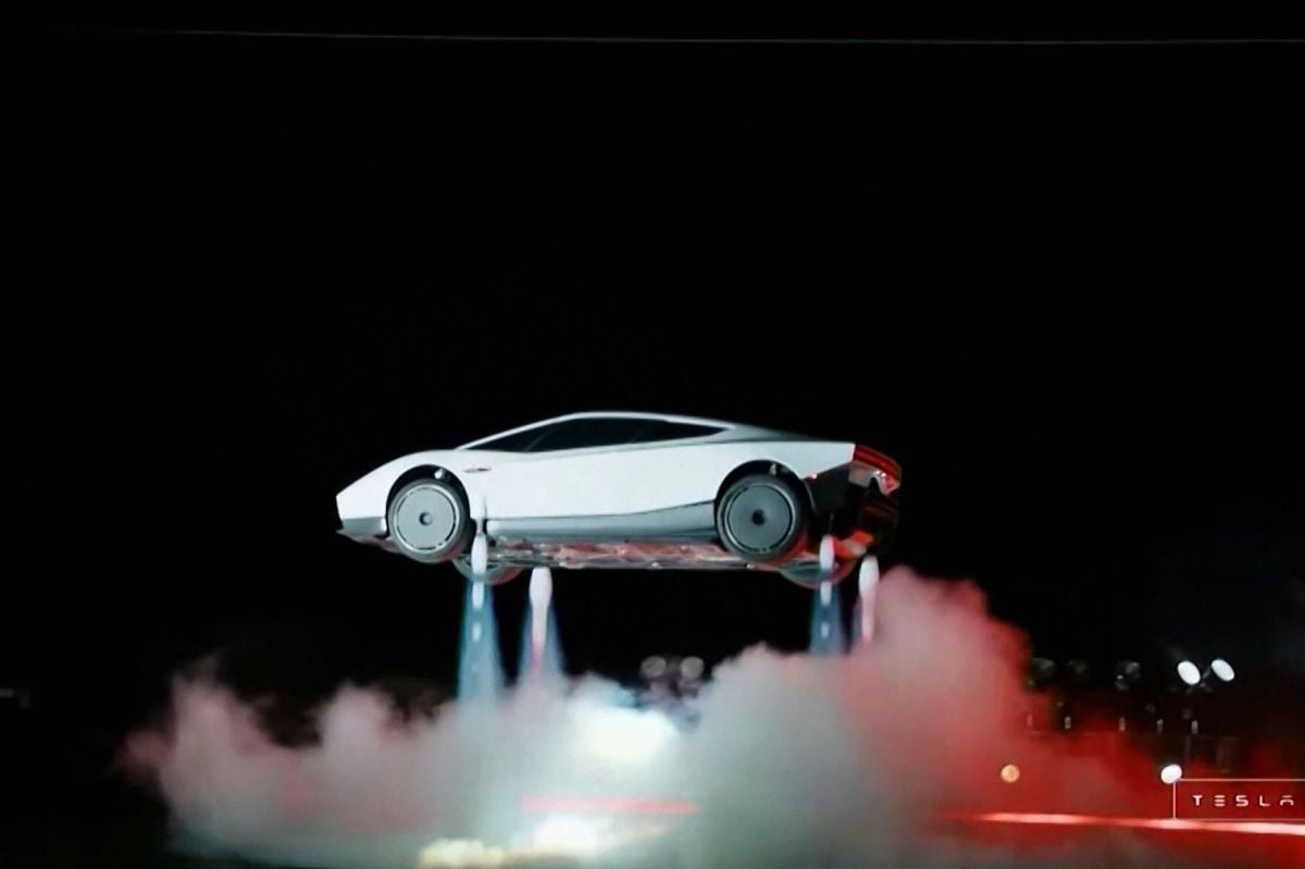 Musk dévoile sa Tesla « volante » en direct sur X