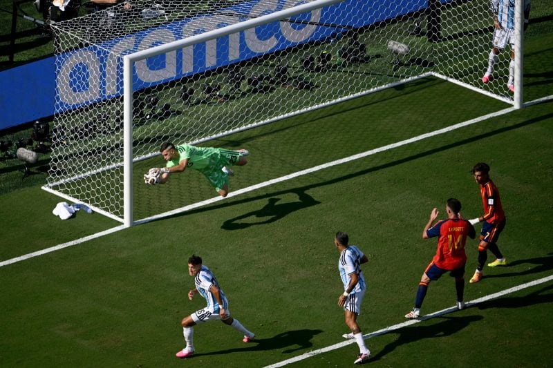 Extra time begins with yet another Martínez dive