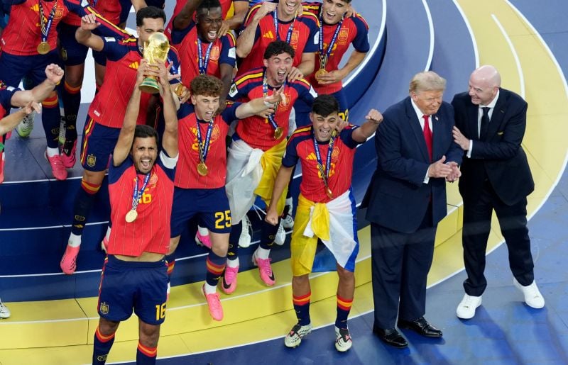 L'Espagne soulève la coupe à côté de Trump