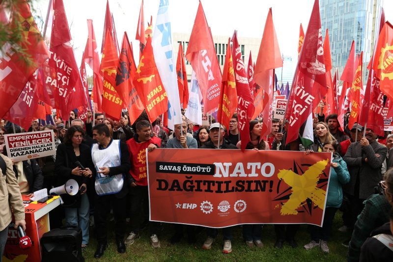 Des manifestants contre la guerre rassemblés près de l’ambassade des États‑Unis le 4 avril 2026