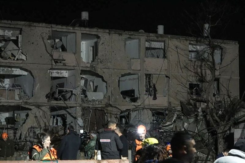 Photo : Les dégâts causés à un bâtiment suite au tir de missile iranien sur Dimona