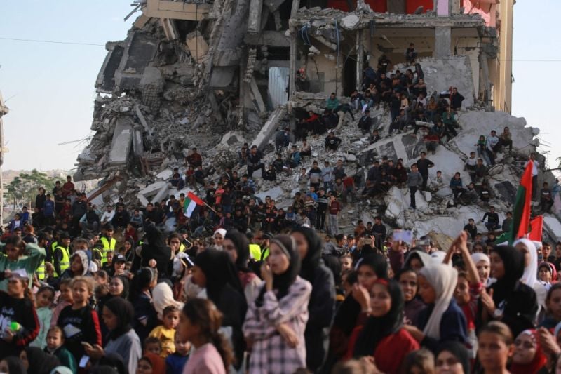 Palestinians celebrate communual wedding in Gaza