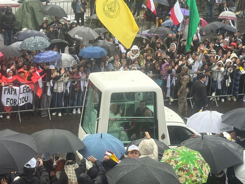 En image : l'arrivée du pape Léon à Annaya, à bord de la papamobile