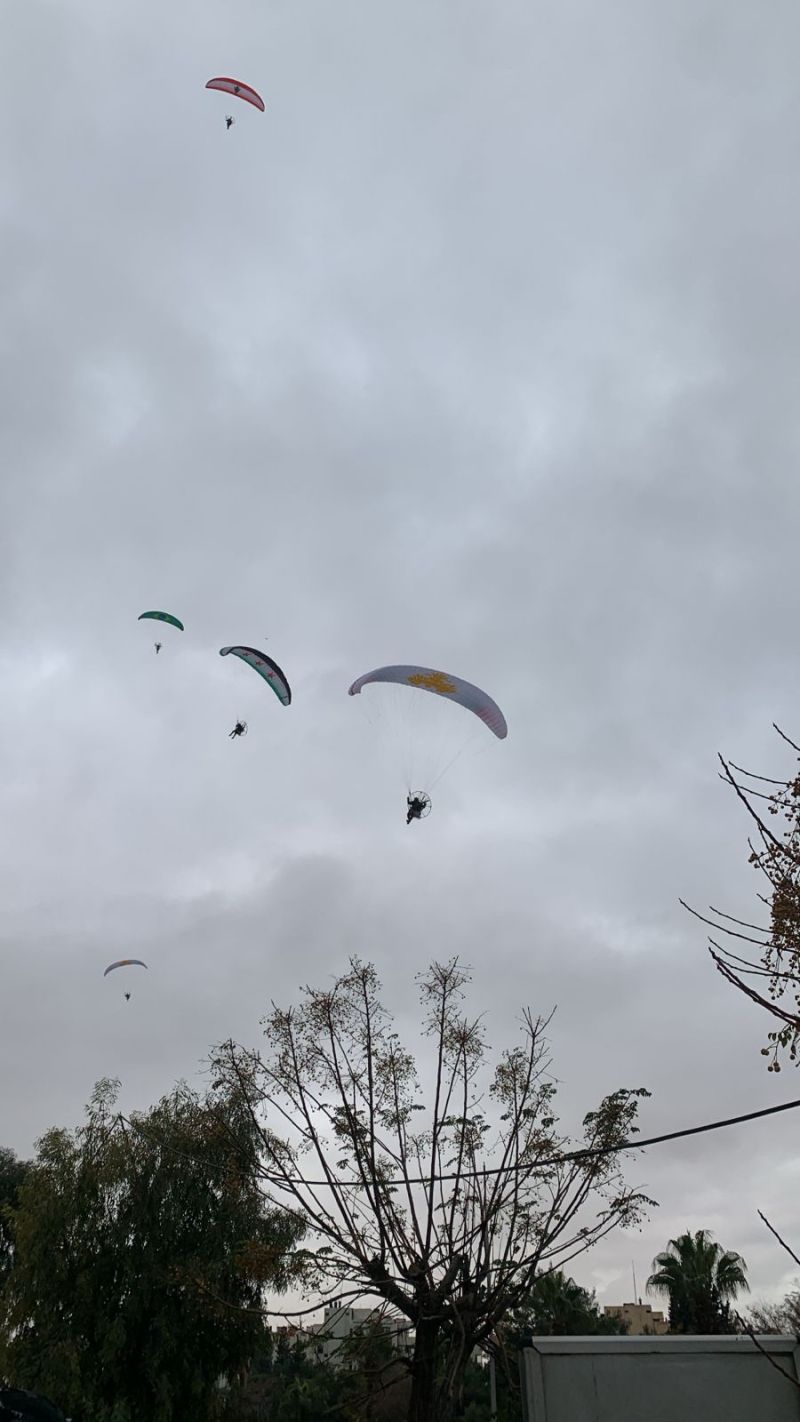 Des parachutistes de l'armée syrienne survolent Damas