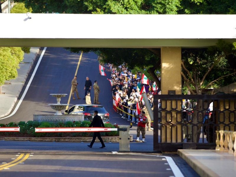 La foule se presse devant l'entrée du palais de Baabda