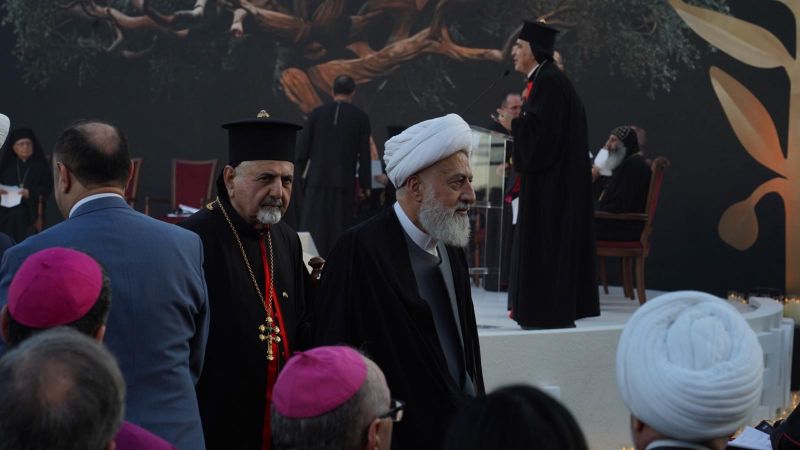 Les invités à la rencontre interreligieuse place des Martyrs prennent place en attendant le pape