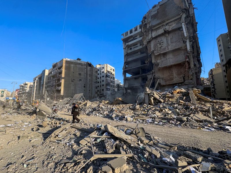 En image : un bâtiment de la banlieue sud endommagé après une frappe israélienne