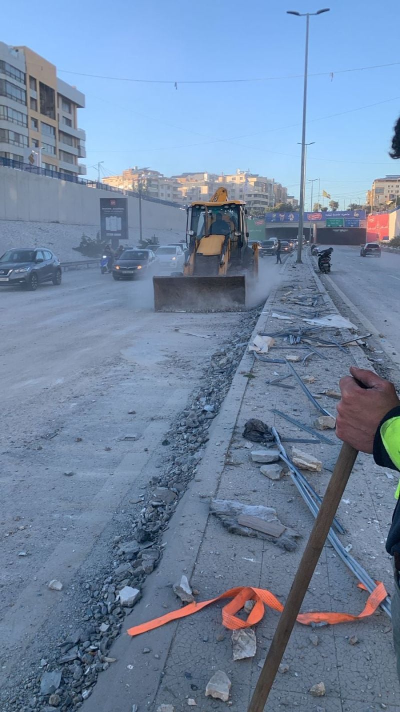 Frappe sur la route de l’aéroport : Le ministère des Travaux publics déblaye les débris et rouvre la route