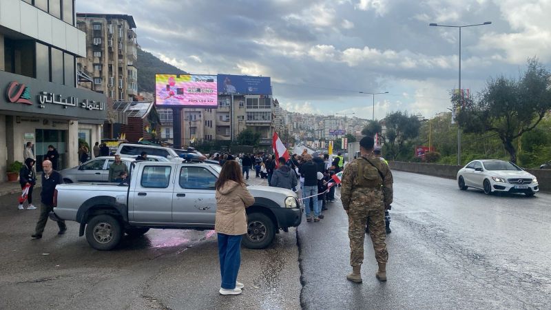 Des fidèles rassemblés le long de la route, de Jounieh à Jbeil 