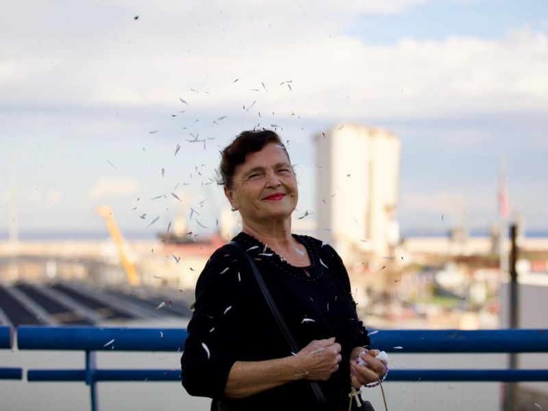Près de l'entrée du port, une sexagénaire attend « le meilleur des papes »