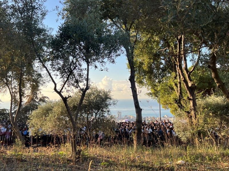 La route de Bkerké déjà noire de monde avant la rencontre papale avec des jeunes en soirée