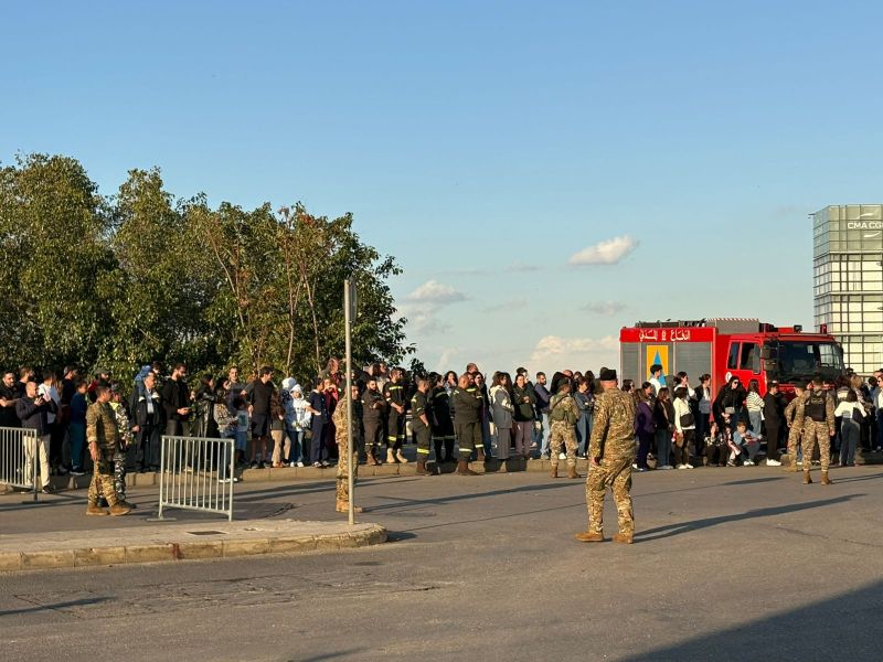 Des groupes de fidèles attendent également le passage de Léon XIV dans le centre-ville de Beyrouth
