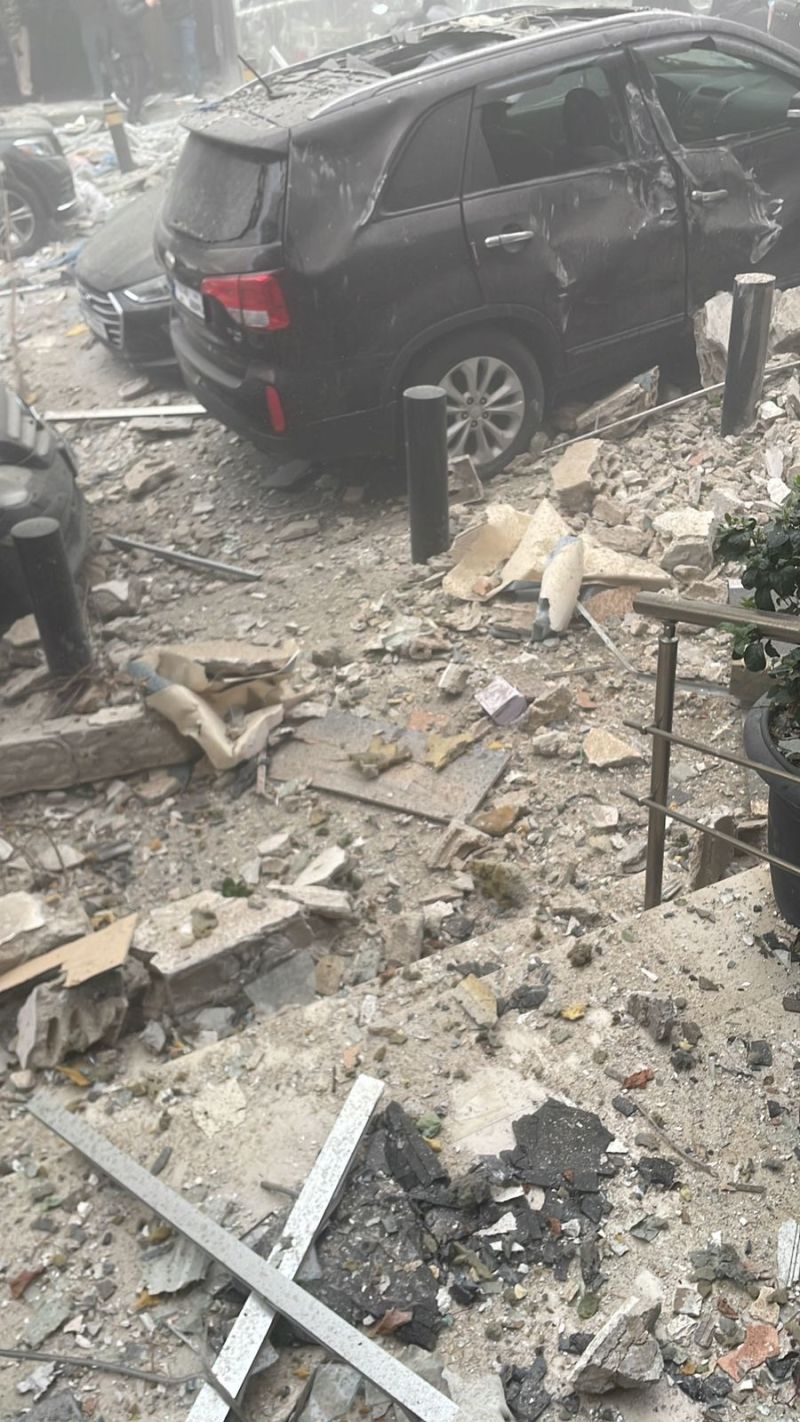 En image : des décombres après la frappe sur Manara, sur le front de mer à Beyrouth