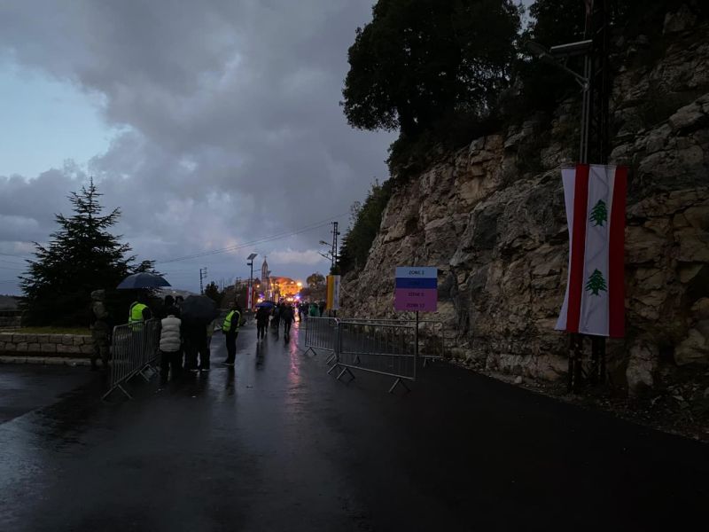 Devant le monastère Saint Maron de Annaya, la foule se presse depuis l'aurore