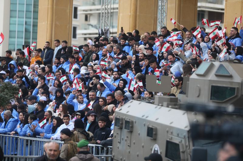Saad Hariri chaleureusement acclamé par la foule 