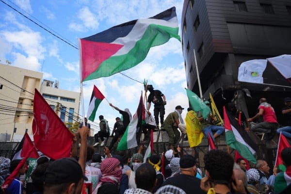 Tensions in demonstration near US embassy in Awkar: Day 12 of the Hamas ...