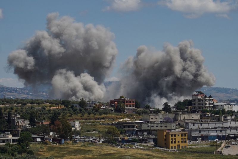 En photo : une frappe israélienne sur le sud de Nabatiyé