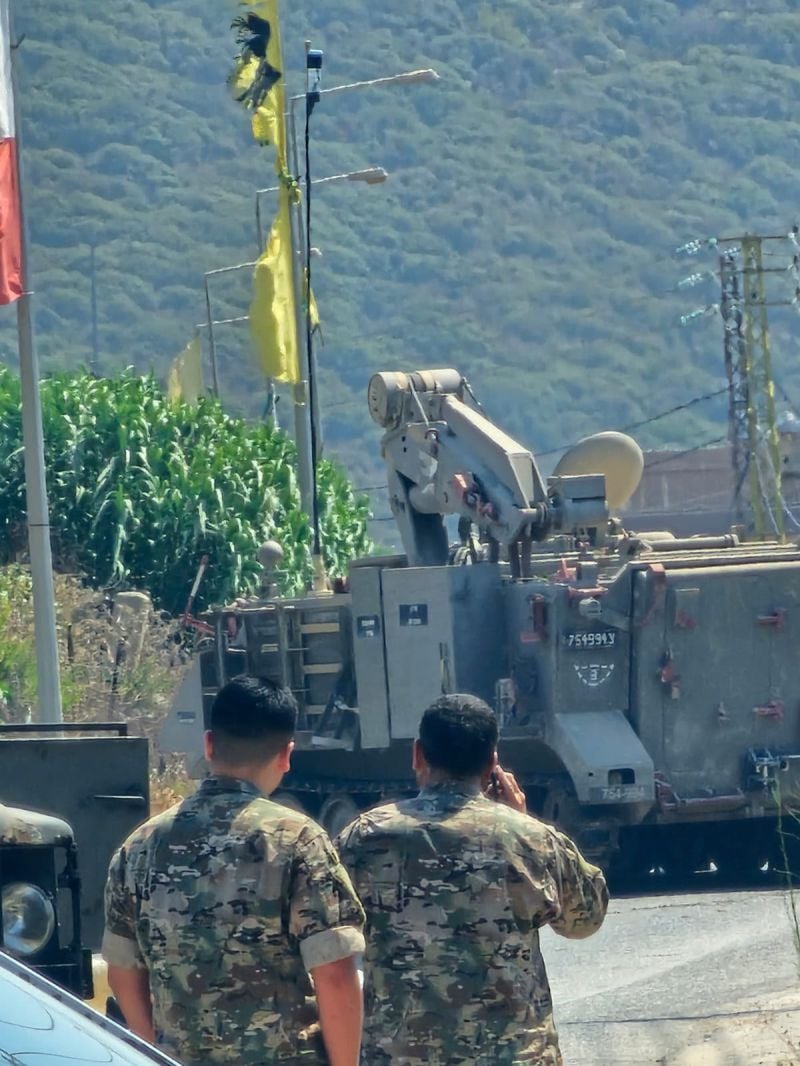 Israeli military vehicle advance from Biyyada to Mansouri and stops in front of Lebanese Army checkpoint
