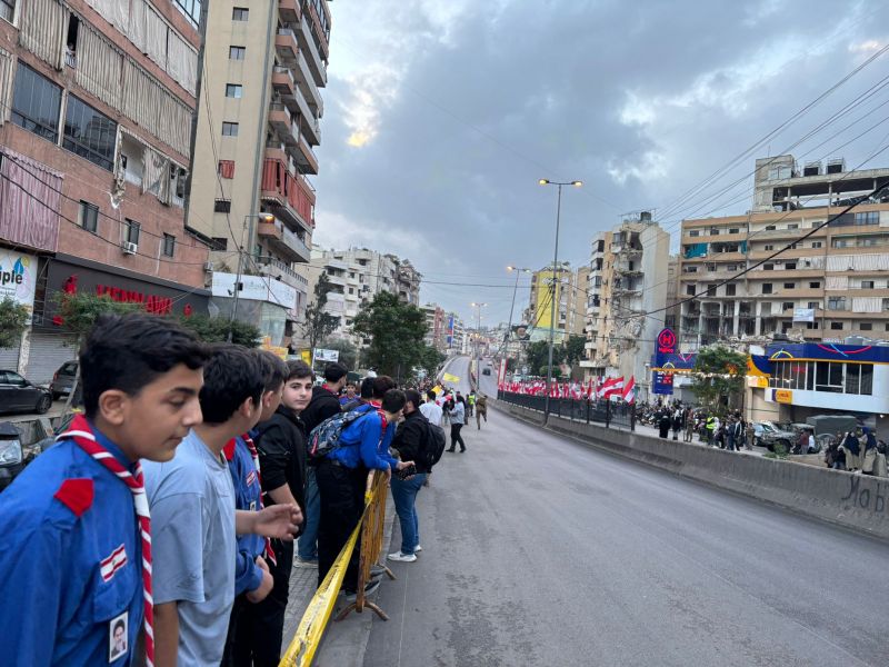 En image : des scouts affiliés au Hezbollah attendent le pape dans la banlieue sud de Beyrouth