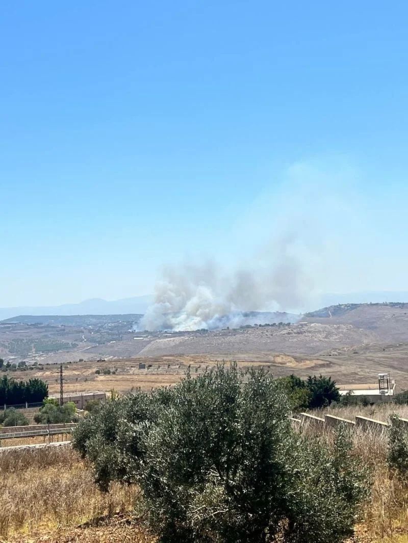 Photo: Israeli army sets fields ablaze in southern Lebanon