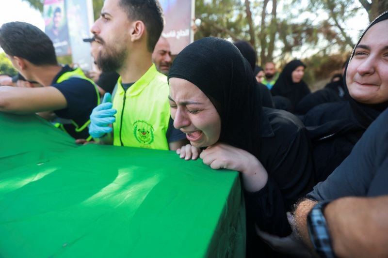 En photo : les funérailles de victimes de frappes israéliennes à Haret Saïda
