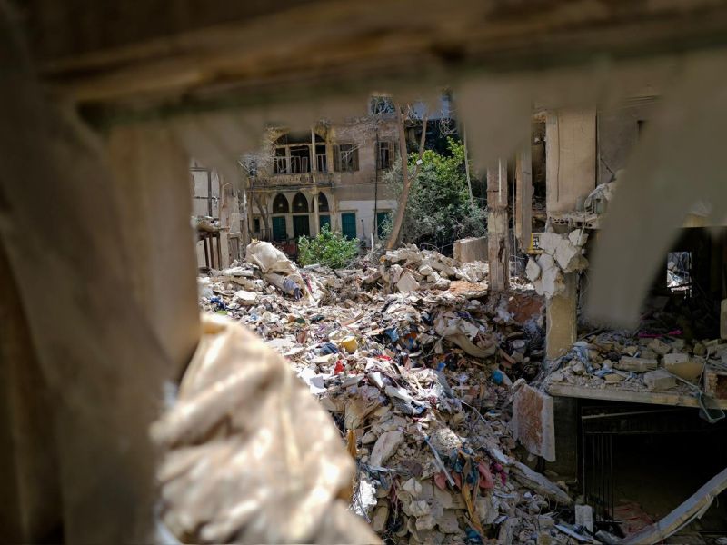 Frappes sur Beyrouth : dans les décombres d'un immeuble à Aïn el Mreissé, la Défense civile recherche 4 disparus, des enfants probablement