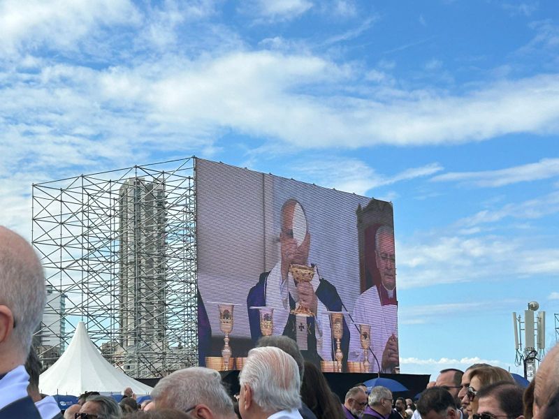 En image : Léon XIV pendant la messe à Beyrouth