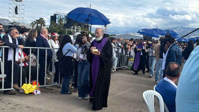 « Inchallah qu'il y ait la paix », affirme à L'OLJ un fidèle pendant la communion
