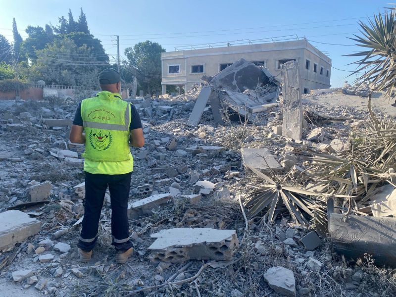 En photo : es dégâts provoqués par une frappe israélienne survenue à Deir Qanoun el-Nahr pendant la nuit