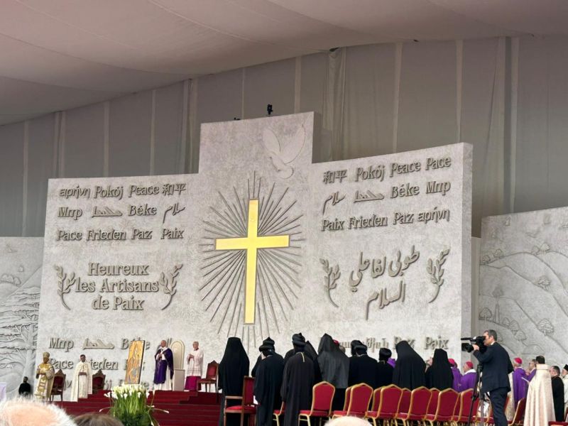 En image : Léon XIV donne une messe devant 120 000 personnes à Beyrouth