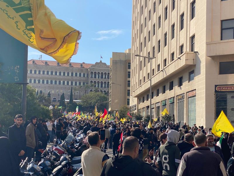 Manifestation pro-Hezbollah dans le centre-ville de Beyrouth contre la décision des autorités libanaises de négocier avec Israël