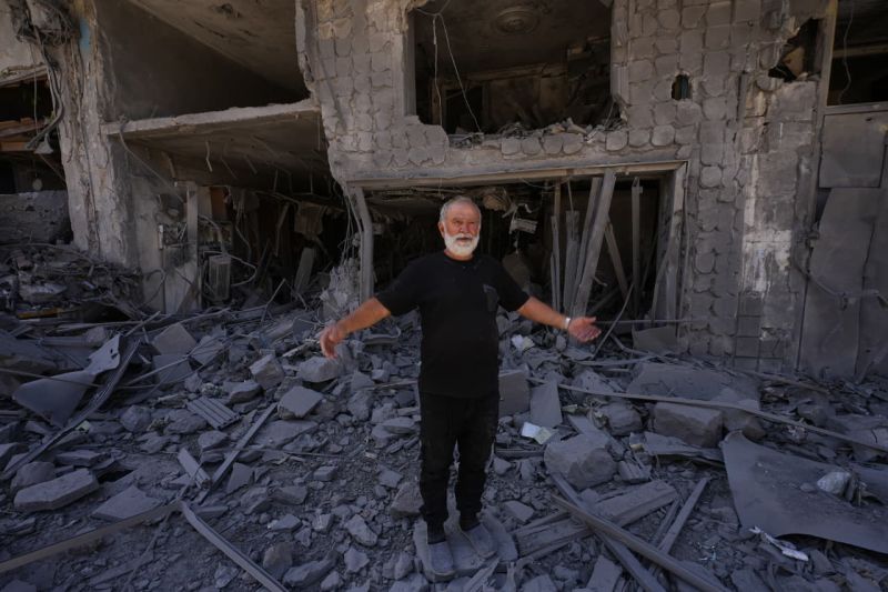 En image : un homme devant les décombres de sa maison à Nabatiyé