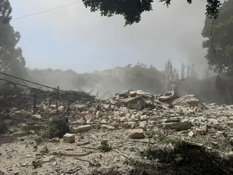 Trois morts dans des bombardements sur Nabatiyé, une maison ancienne détruite 